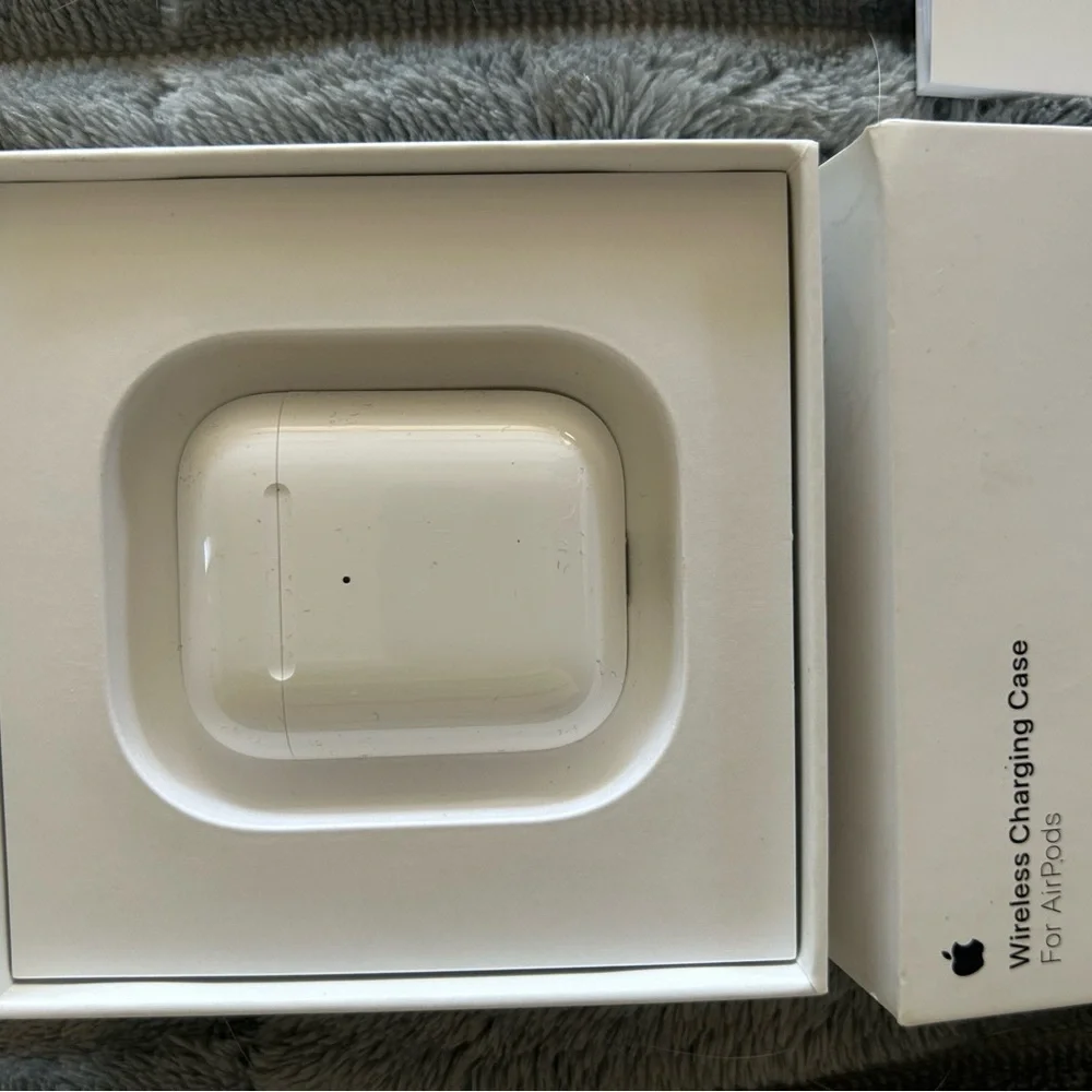 Apple Wireless Charging Case Box - White
